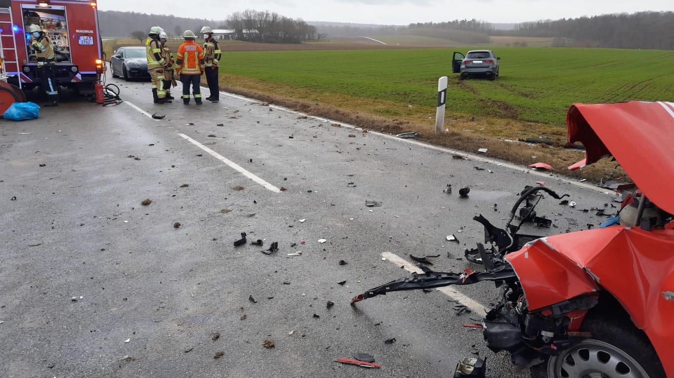 Einsatzkräfte vor Ort an der Unfallstelle: Die Porschefahrerin hatte laut Polizei zunächst die Flucht ergriffen.