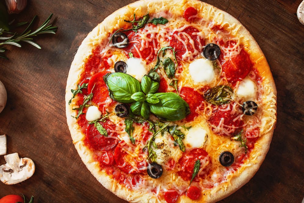 Pizza: Der Klassiker gelingt auch in der eigenen Küche.