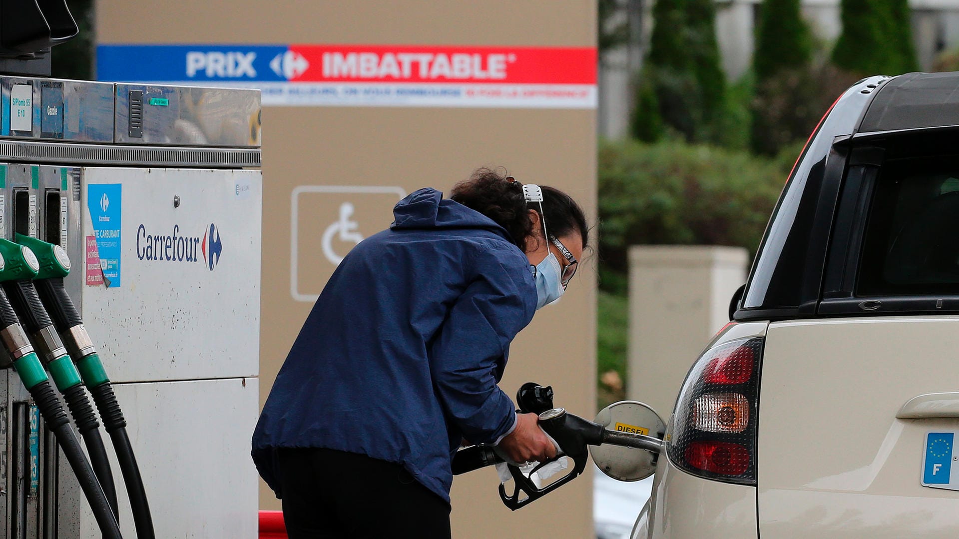 Eine Französin tankt ihr Auto (Symbolbild): Die Energiekrise treibt die Preise in der Eurozone an. Eine Französin tankt ihr Auto (Symbolbild): Die Energiekrise treibt die Preise in der Eurozone an.