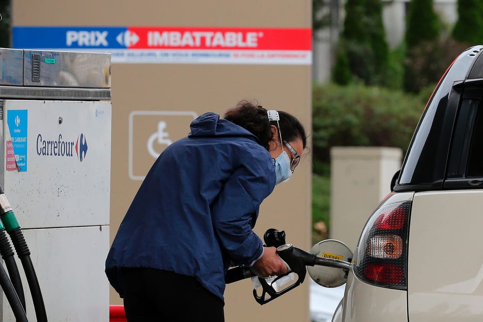 Eine Französin tankt ihr Auto (Symbolbild): Die Energiekrise treibt die Preise in der Eurozone an.