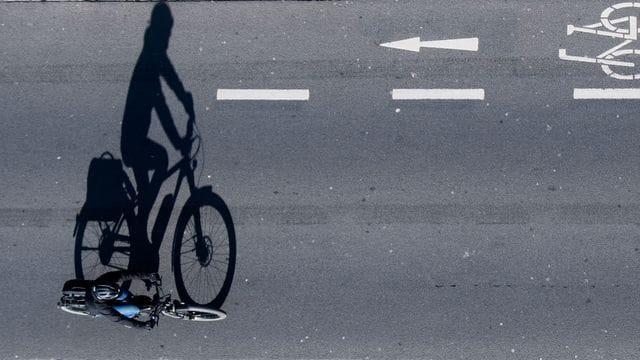 Auf der richtigen Spur? Radfahrer können unter Umständen bei Unfällen mithaftbar gemacht werden, wenn sie einen für sie vorgesehenen Radweg nicht genutzt haben.