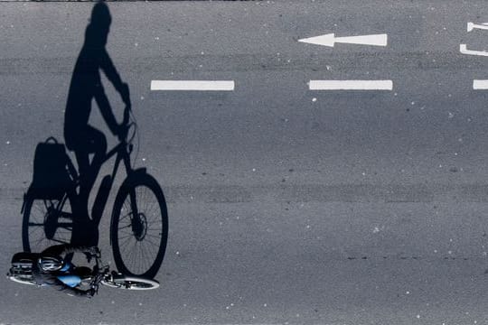 Auf der richtigen Spur? Radfahrer können unter Umständen bei Unfällen mithaftbar gemacht werden, wenn sie einen für sie vorgesehenen Radweg nicht genutzt haben.