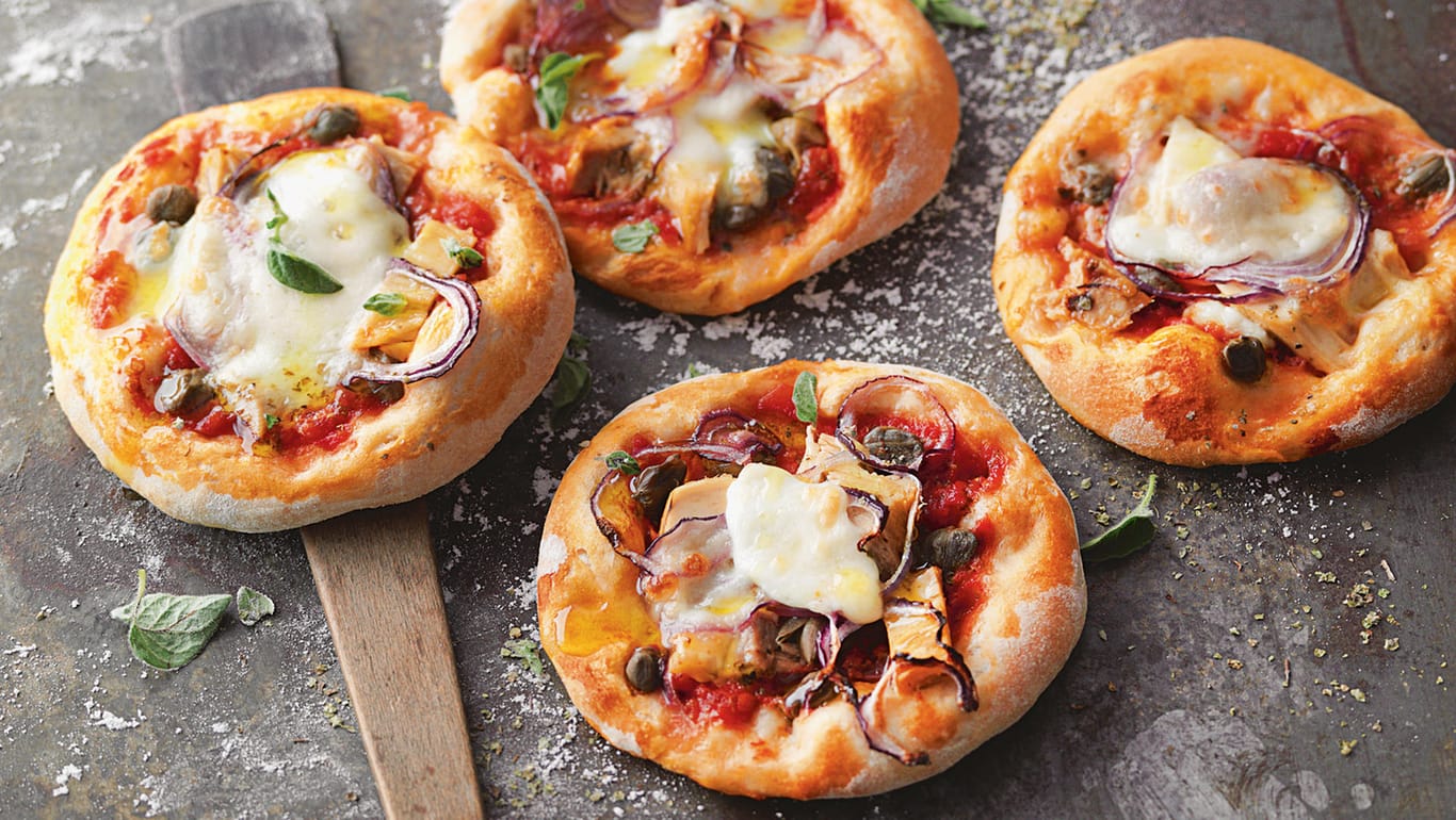 Selbstgemachte Pizza: Gut abgetropfter Thunfisch aus der Dose, rote Zwiebeln, Oregano, Kapern und Mozarella reichen als Belag für die Pizette Tonno.