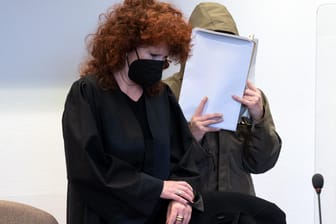 Die Angeklagte wartet mit ihrer Verteidigerin Barbara Schafgan-Herrmann (l), dass der Prozess beginnt: Die Angeklagte hat ihren Säugling vor eine Babyklappe gelegt.