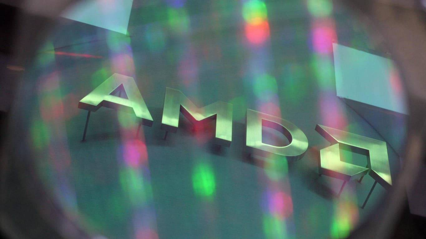Schriftzug von AMD spiegelt sich (Archivbild): Der Chiphersteller zieht einen ganzen Sektor in die Höhe.
