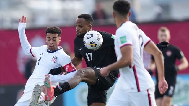Der US-Amerikaner Tyler Adams (4,l) kämpft mit Kanadas Cyle Larin um den Ball. Der US-Amerikaner Tyler Adams (4,l) kämpft mit Kanadas Cyle Larin um den Ball.
