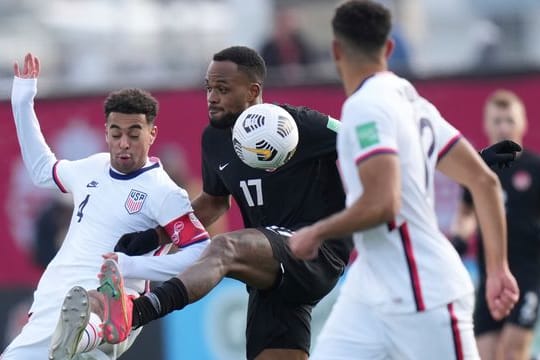Der US-Amerikaner Tyler Adams (4,l) kämpft mit Kanadas Cyle Larin um den Ball.