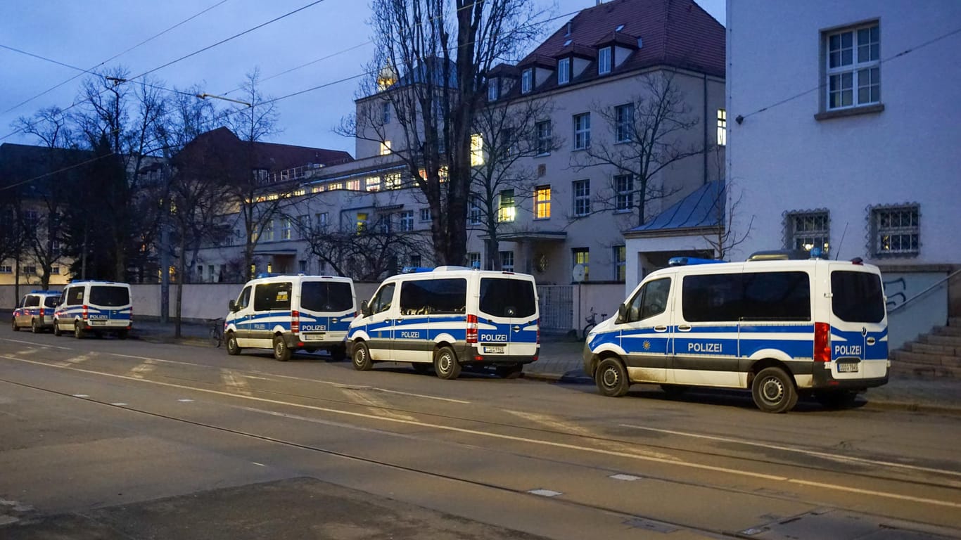 Einsatzfahrzeuge der Polizei stehen vor der Psychiatrie der Uniklinik Leipzig (Archivbild): Demonstranten hatten das Gelände gestürmt.