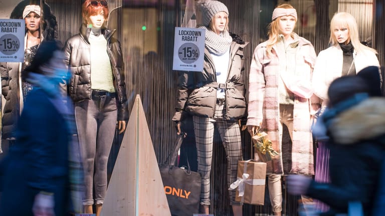 Passantinnen vor einem Kleidergeschäft in Lübeck: In Schleswig-Holstein wird das Shoppen bald wieder einfacher.