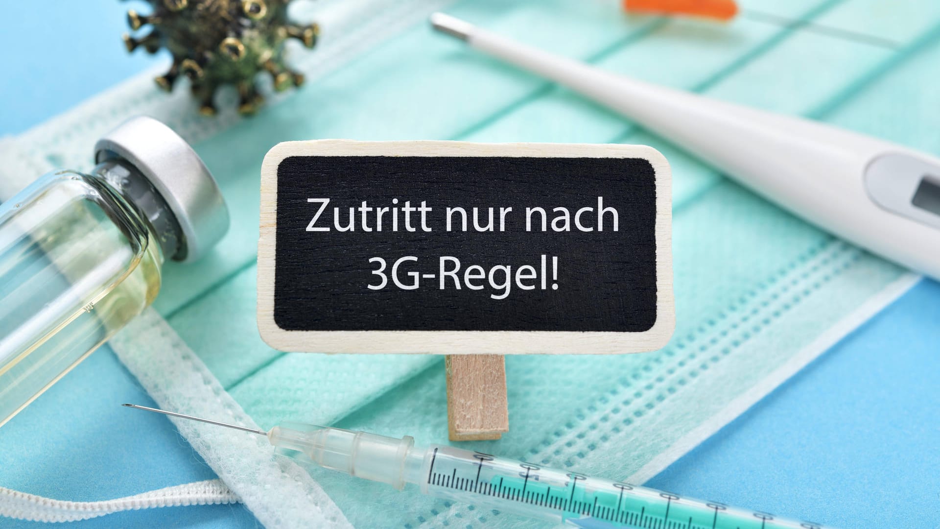 Schild mit Aufschrift "Zutritt nur nach 3G-Regel" (Symbolbild): Es sind 3G-Kontrollen im Regionalverkehr in Norddeutschland angekündigt. Schild mit Aufschrift "Zutritt nur nach 3G-Regel" (Symbolbild): Es sind 3G-Kontrollen im Regionalverkehr in Norddeutschland angekündigt.