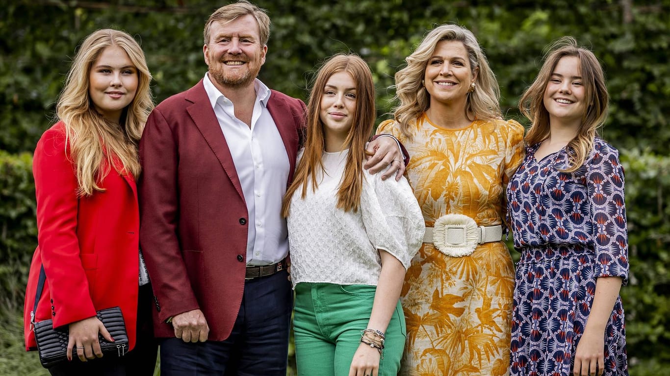 Juli 2021: Willem-Alexander und Máxima posieren mit ihren Töchtern Amalia, Alexia und Ariane beim Sommerfotoshooting der Familie vor Schloss Huis ten Bosch in Den Haag.