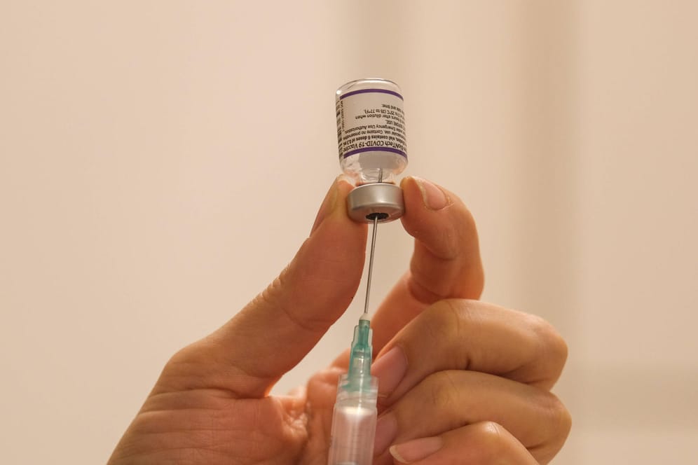 Covid-19 Impfstoff wird auf Nadel aufgezogen (Symbolbild): In Hessen wurden 80 Anträge auf Entschädigung durch mögliche Impfschäden gestellt.