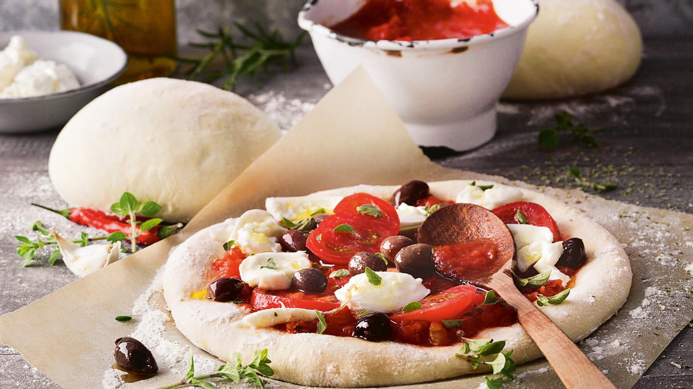 Pizzabelag: Als Käse für die klassische Pizza gilt Mozzarella. Man kann ihn aber auch mit Cheddar und Emmentaler mischen – dann wird der Geschmack kräftiger.