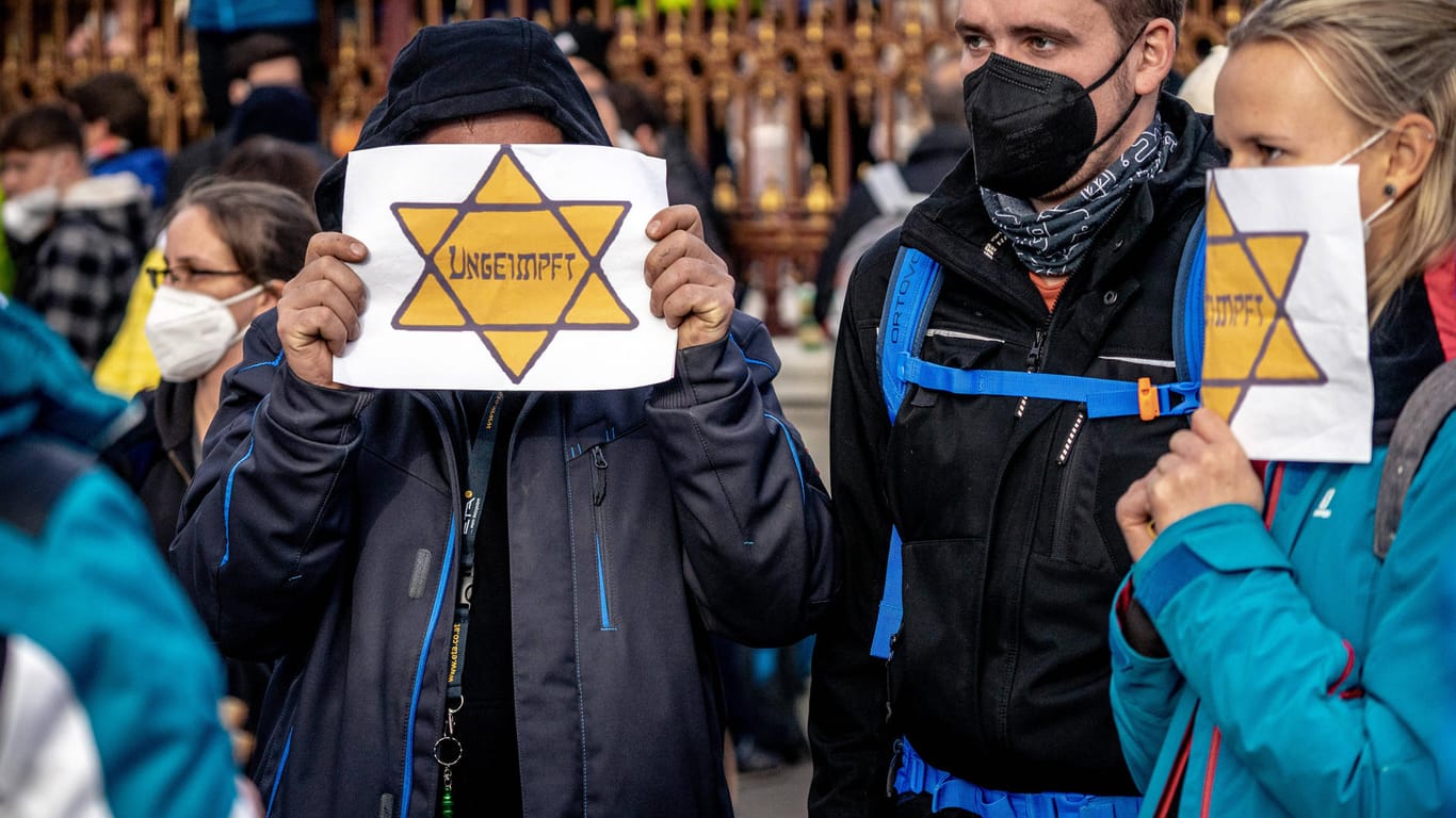 Bei Protesten gegen Corona-Maßnahmen in Wien halten Demonstrierende "Ungeimpft"-Stern hoch (Archivbild): In Bayern soll die Polizei solche Symbole strikter melden.