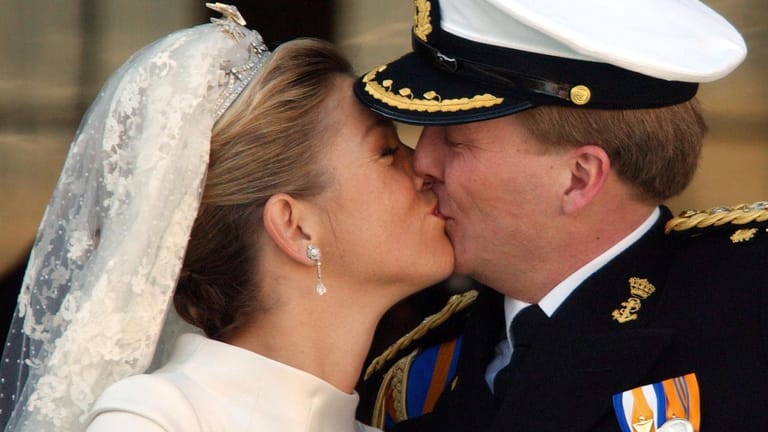 Máxima und Willem-Alexander am Tag ihrer Hochzeit: Solche royalen Küsse sieht die Öffentlichkeit nur selten.