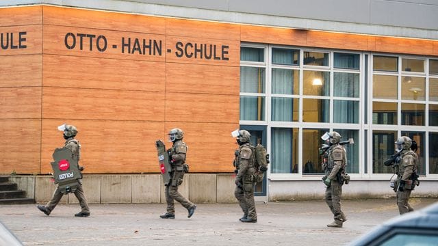 Hamburg (01.02.2022):Schwer bewaffnete Polizeikräfte gehen im Stadtteil Jenfeld auf das Gelände der Otto-Hahn-Schule. Hamburg (01.02.2022):Schwer bewaffnete Polizeikräfte gehen im Stadtteil Jenfeld auf das Gelände der Otto-Hahn-Schule.