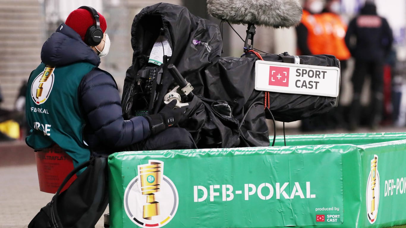 Kamermann mit Logo DFB-Pokal (Archivbild): Das DFB-Pokal-Viertelfinale wird am 2. März um 18.30 Uhr im Free-TV gesendet.