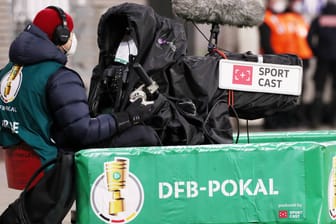 Kamermann mit Logo DFB-Pokal (Archivbild): Das DFB-Pokal-Viertelfinale wird am 2. März um 18.30 Uhr im Free-TV gesendet.