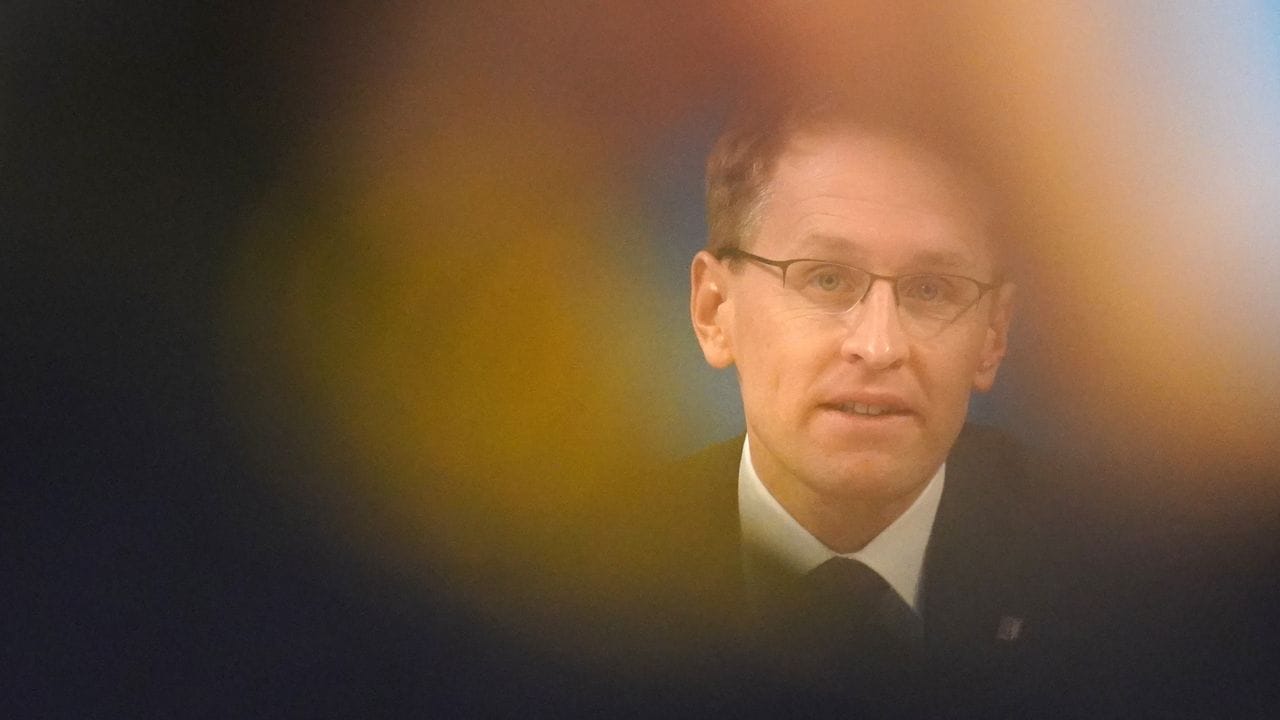 Schleswig-Holsteins Ministerpräsident Daniel Günther spricht im Kieler Landeshaus während einer Pressekonferenz. Schleswig-Holsteins Ministerpräsident Daniel Günther spricht im Kieler Landeshaus während einer Pressekonferenz.