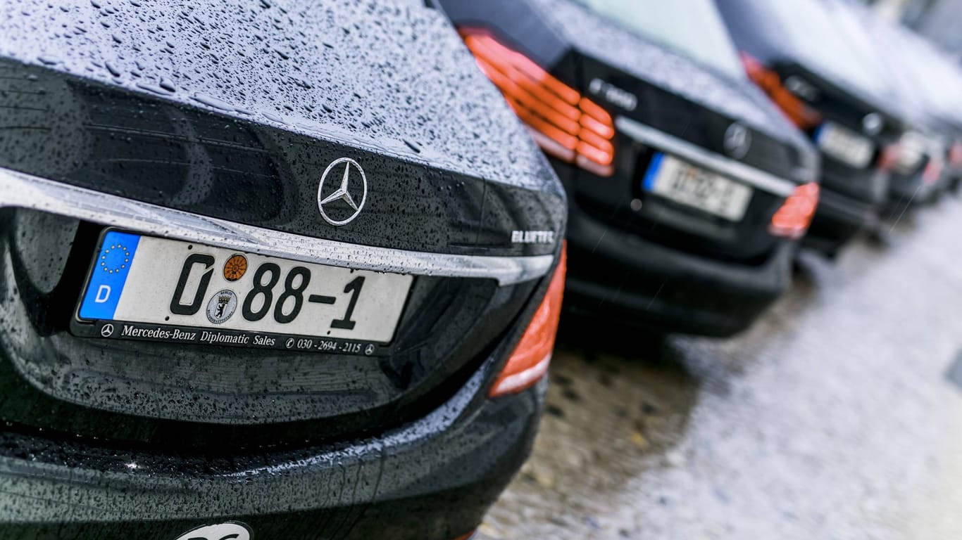 Fahrzeuge von Diplomaten (Symbolbild): Fast 10.000 Verkehrsverstöße registrierte die Berliner Polizei im vergangenen Jahr durch Diplomaten-Fahrzeuge.