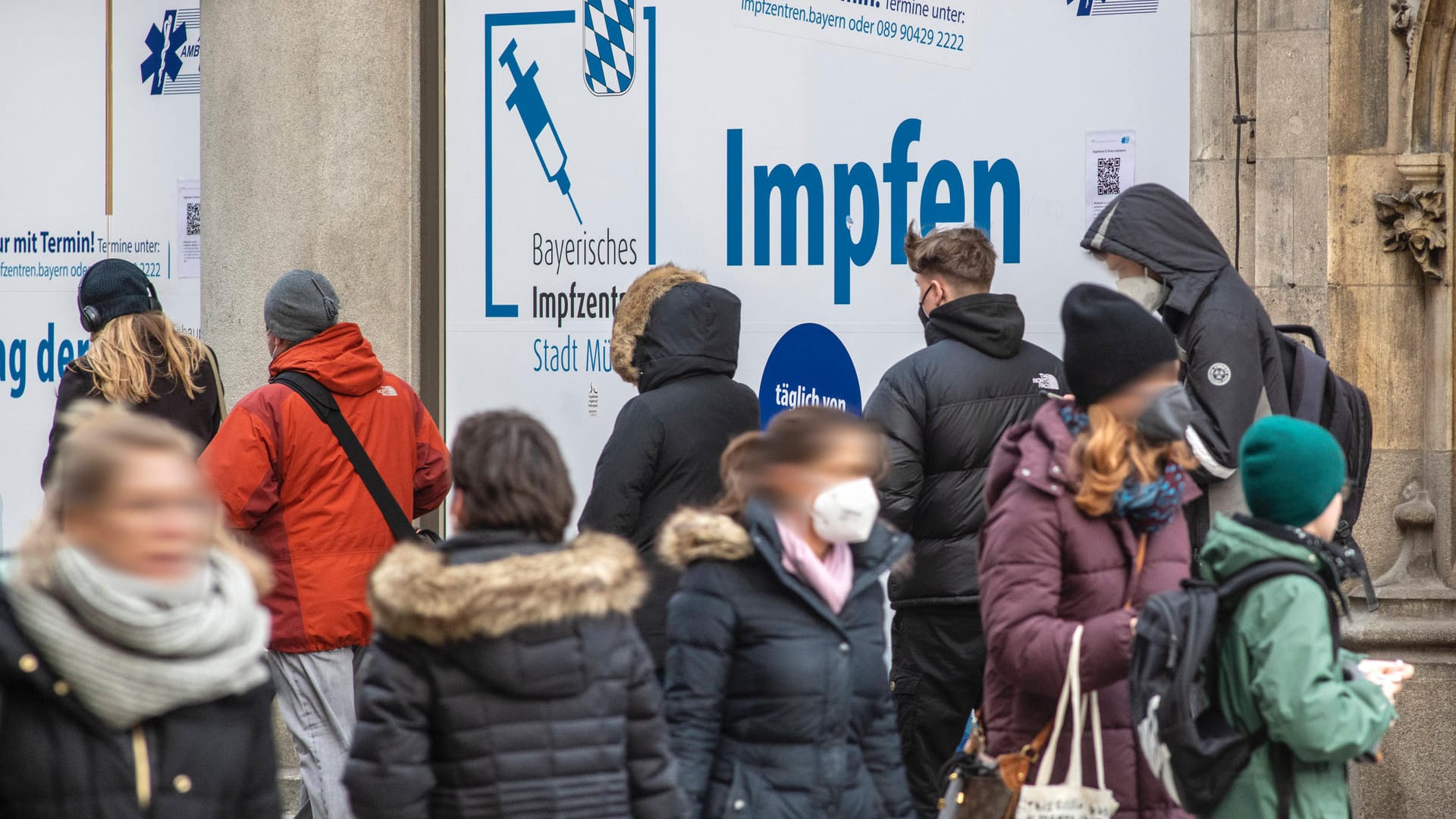 Impfzentrum in München: Offenbar ist die Corona-Gefahr noch längst nicht gebannt.