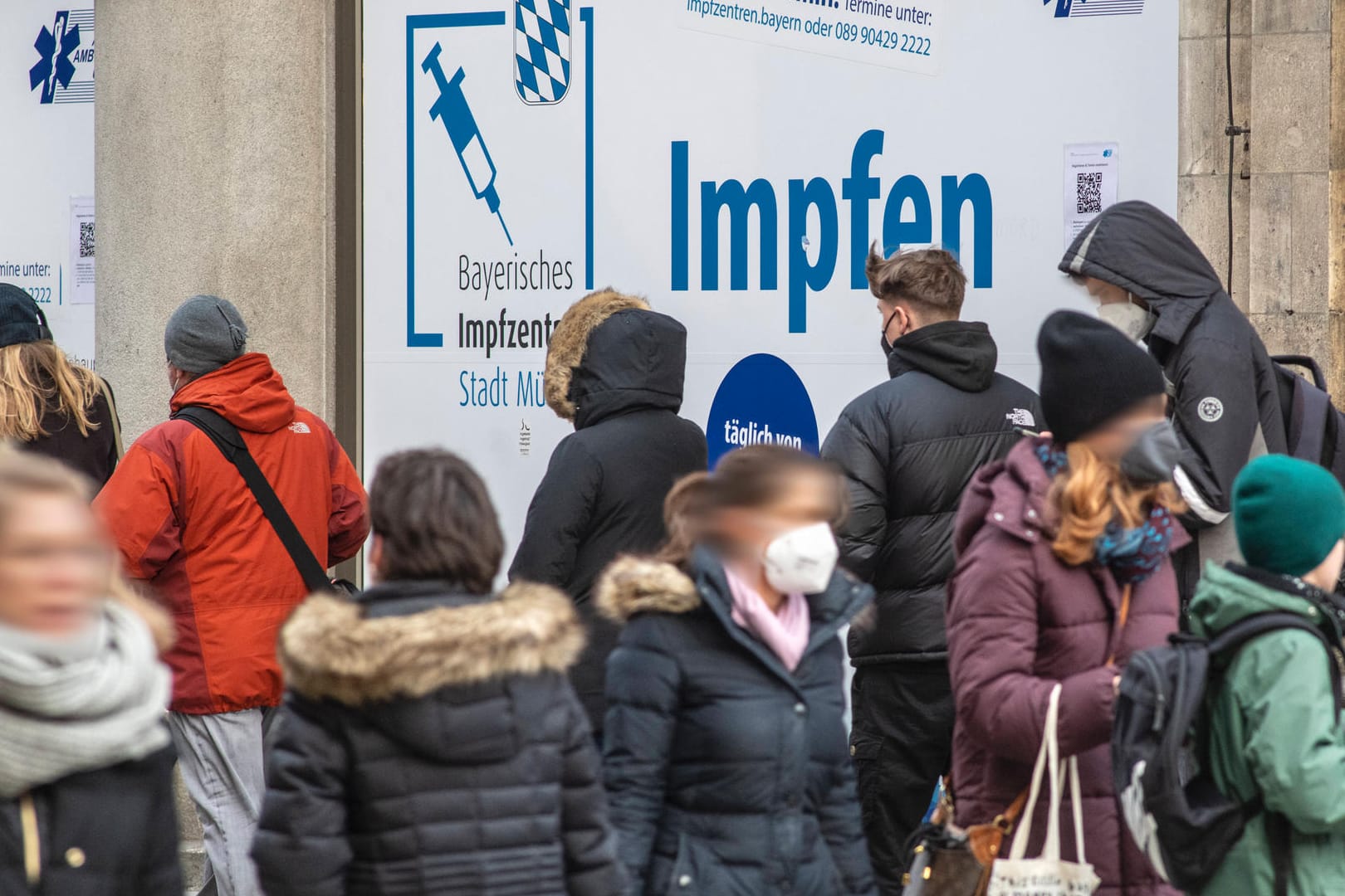 Impfzentrum in München: Offenbar ist die Corona-Gefahr noch längst nicht gebannt.