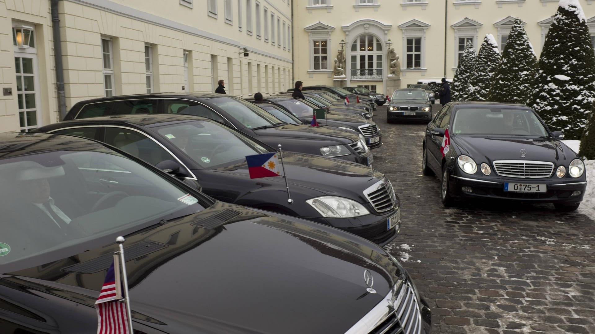 Diplomaten-Fahrzeuge stehen zum Neujahrsempfang vor dem Schloss Bellevue (Archivbild): Diplomaten aus einigen Ländern fallen besonders oft als Verkehrssünder auf.