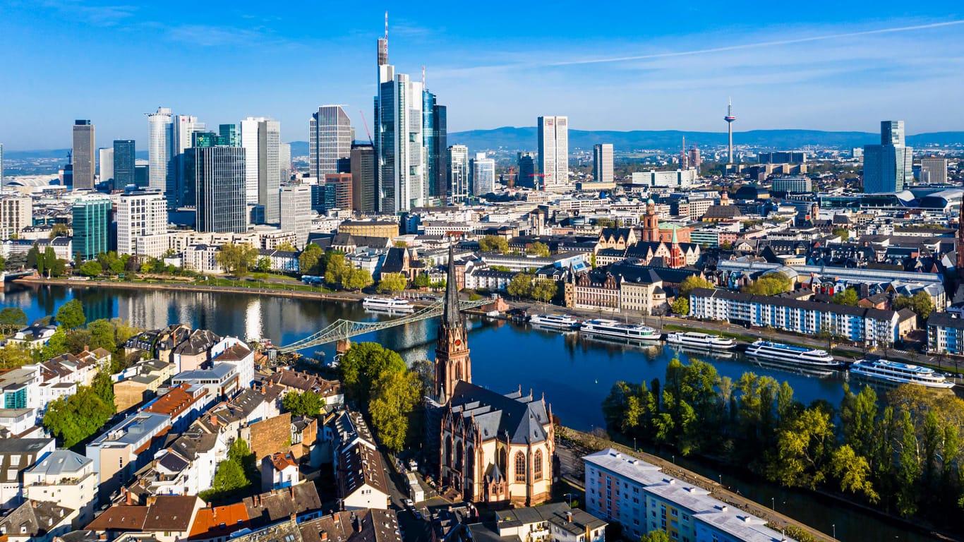 Die Skyline von Frankfurt mit Blick auf den Main.