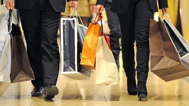 Die hohe Inflation lässt die Kaufkraft schrumpfen und entwertet Ersparnisse.