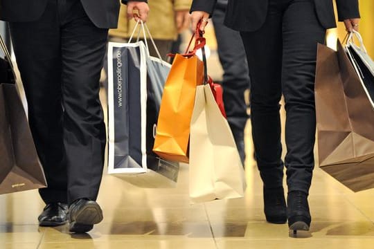 Die hohe Inflation lässt die Kaufkraft schrumpfen und entwertet Ersparnisse.