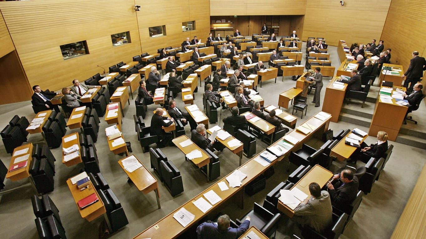 Abgeordnete im Plenarsaal des Landtags Baden-Württemberg in Stuttgart (Archivbild): Die Sitzung am Mittwoch wurde nach einer Schimpftirade zunächst nicht weitergeführt.