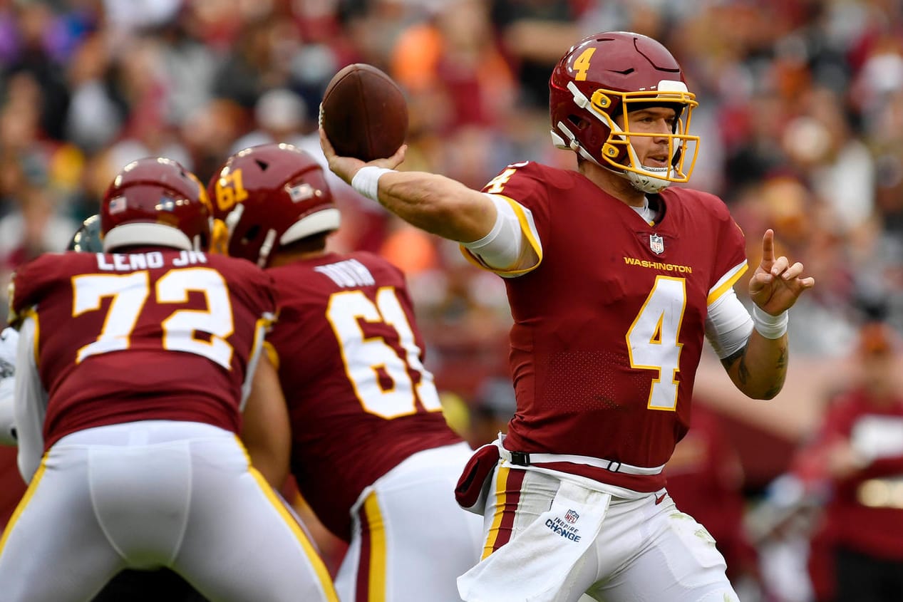 Das NFL-Team aus Washington um Quaterback Taylor Heinicke (am Ball) bekommt einen neuen Namen.