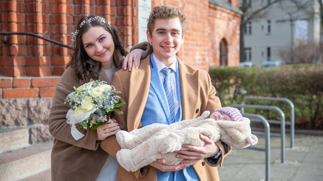 Der 02.02.2022 – für viele ein perfekter Tag zum Heiraten. Hier: Aaron Engelmann und Anastasia Geranyushkina mit Baby Alicia.