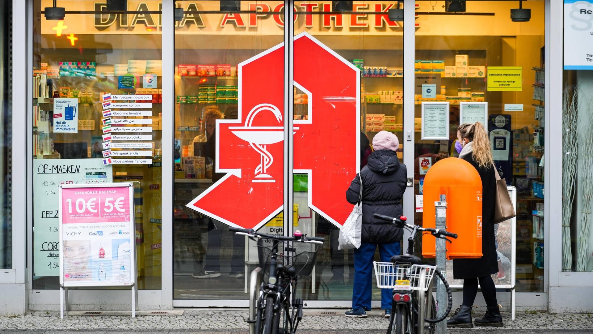 Apotheke in Berlin (Symbolbild): Bald kann man sich die Corona-Impfung auch in Berliner Apotheken geben lassen.