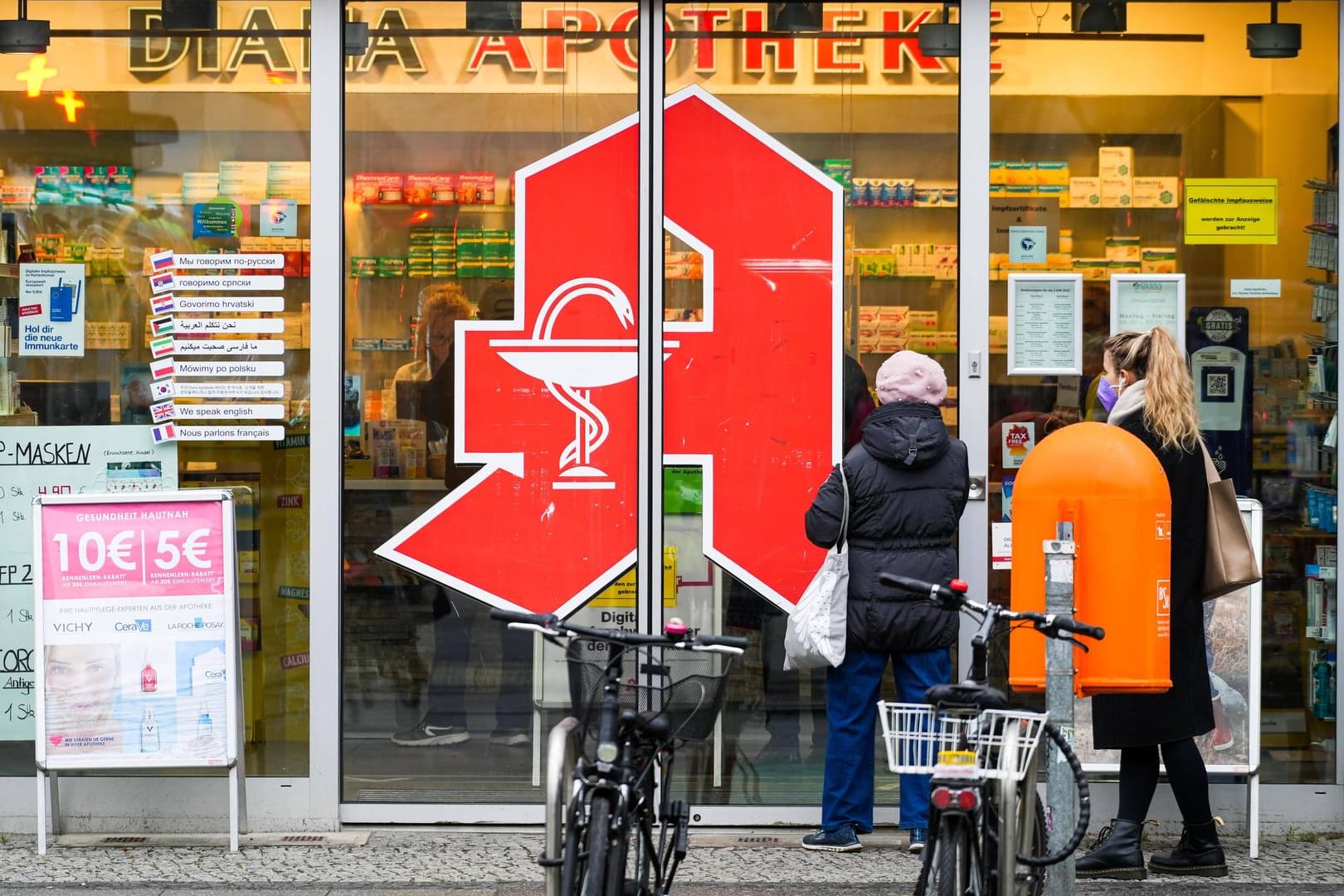 Apotheke in Berlin (Symbolbild): Bald kann man sich die Corona-Impfung auch in Berliner Apotheken geben lassen.