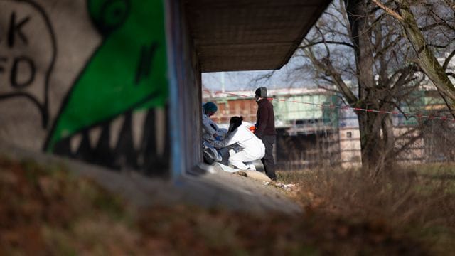 Polizeibeamte bergen das tote Kind am Rheinufer in Köln.