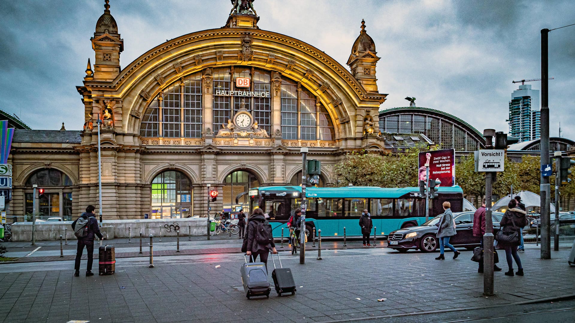 Der Frankfurter Hauptbahnhof (Archivbild): Die Bundespolizei kontrollierte dort einen 19-Jährigen ohne Maske. Der Frankfurter Hauptbahnhof (Archivbild): Die Bundespolizei kontrollierte dort einen 19-Jährigen ohne Maske.