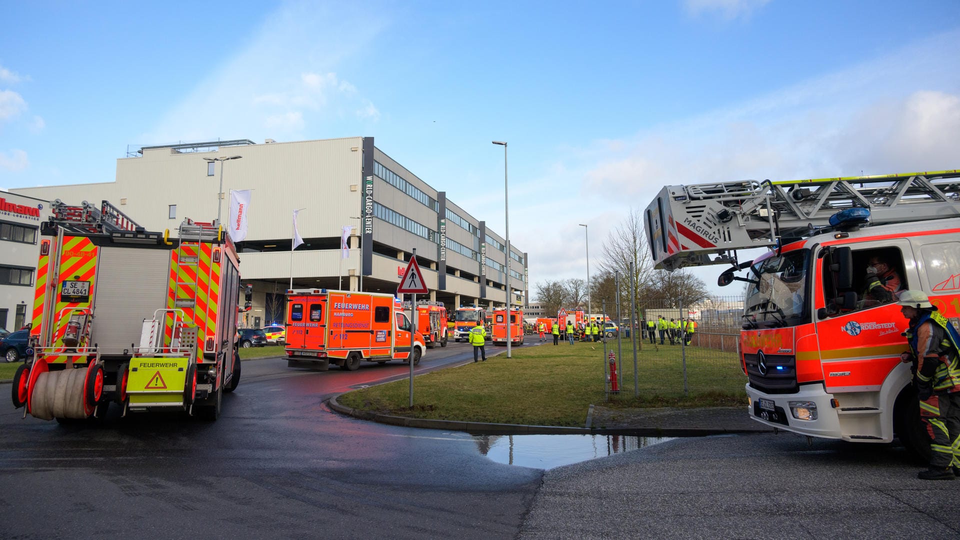 Einsatzfahrzeuge der Feuerwehr stehen auf dem Gelände des Logistikzentrums: Beim Austreten einer ätzenden Flüssigkeit sind vier Mitarbeiter eines Logistikzentrums leicht verletzt worden. Einsatzfahrzeuge der Feuerwehr stehen auf dem Gelände des Logistikzentrums: Beim Austreten einer ätzenden Flüssigkeit sind vier Mitarbeiter eines Logistikzentrums leicht verletzt worden.