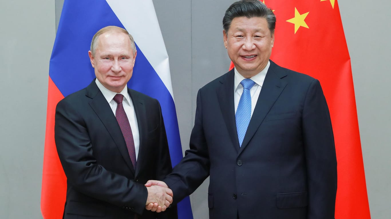 Wladimir Putin (l) und Xi Jinping (r) (Archivbild): Die Staatschefs wollen 15 Verträge unterzeichnen.