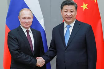 Wladimir Putin (l) und Xi Jinping (r) (Archivbild): Die Staatschefs wollen 15 Verträge unterzeichnen.