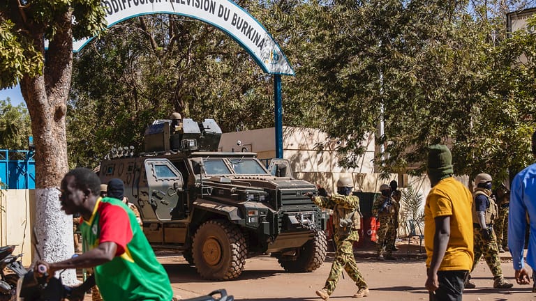 Ouagadoudou, Burkina Faso: Meuternde Soldaten umstellen Ende Januar den Eingang des nationalen Fernsehsenders.