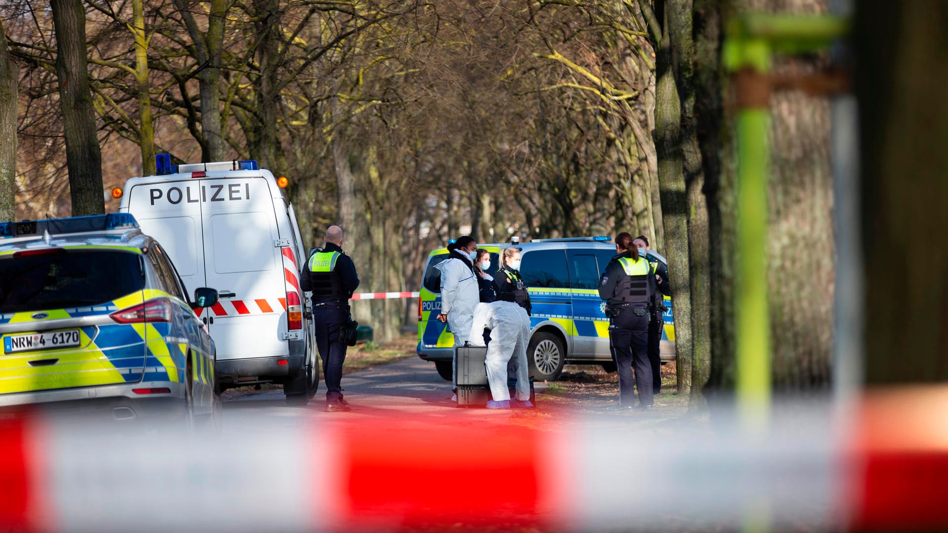 Polizeibeamte kommen zu einer Aussichtsplattform am Rhein: Am Rheinufer war eine Babyleiche gefunden worden.