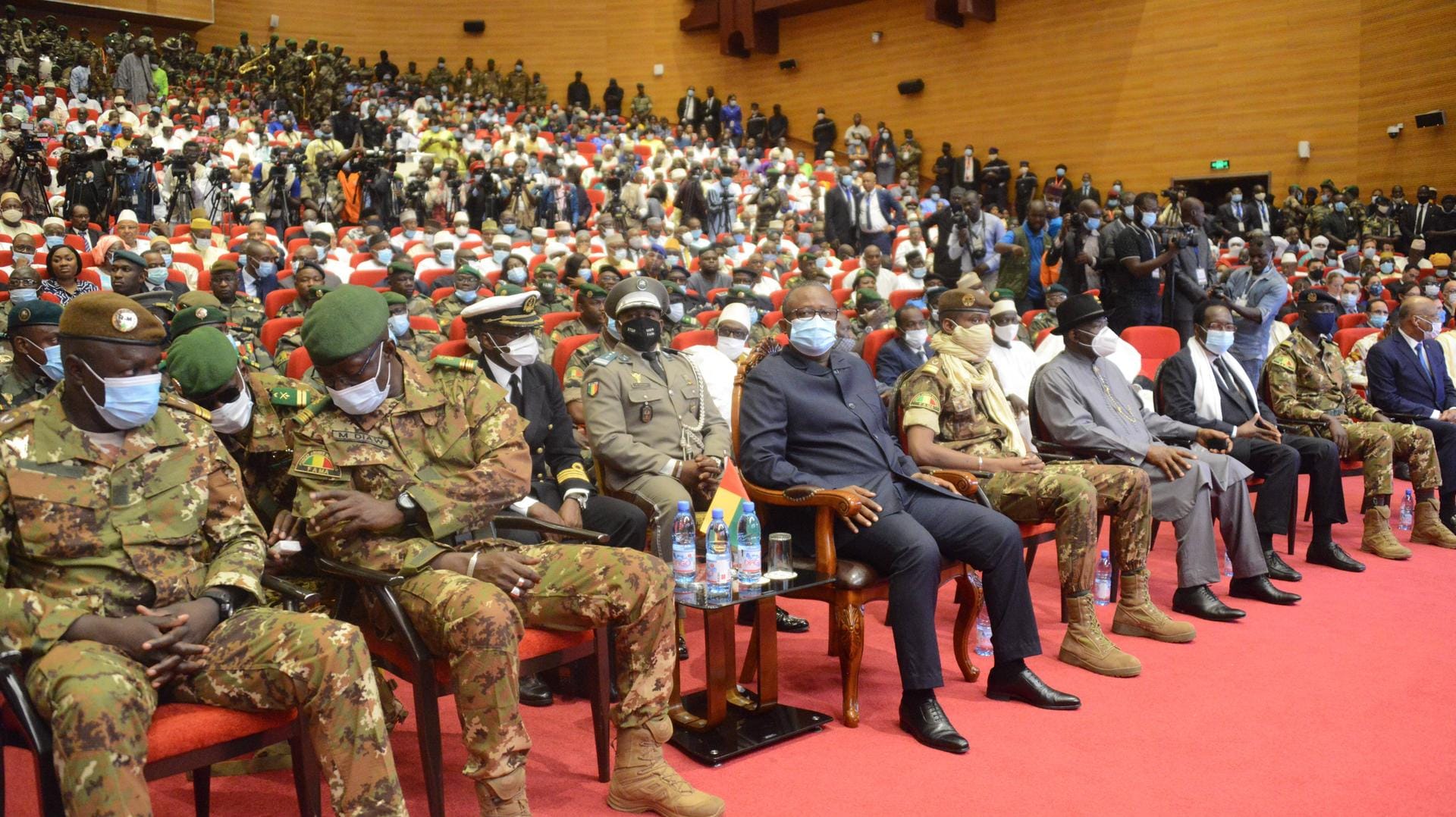 Umaro Embalo (erste Reihe, in Schwarz), Präsident von Guinea-Bissau, besucht im Herbst 2020 die Vereidigung von Malis neuem Präsidenten: Inzwischen hat in Mali die Regierung erneut gewechselt.