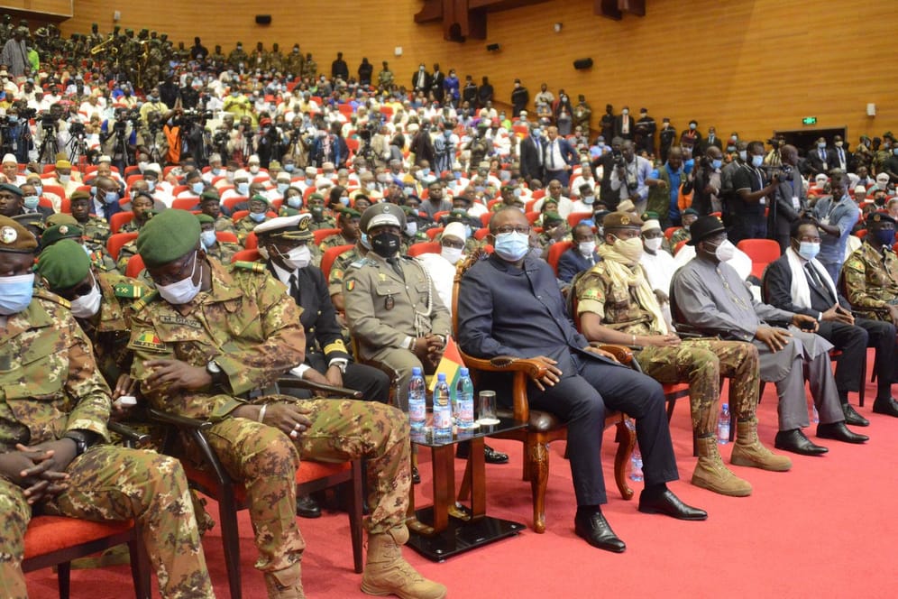 Umaro Embalo (erste Reihe, in Schwarz), Präsident von Guinea-Bissau, besucht im Herbst 2020 die Vereidigung von Malis neuem Präsidenten: Inzwischen hat in Mali die Regierung erneut gewechselt.