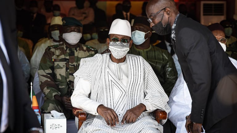Malis Premierminister Choguel Kokalla Maiga bei der Beerdigung des ehemaligen Präsidenten: Die Machthaber wechseln schnell.
