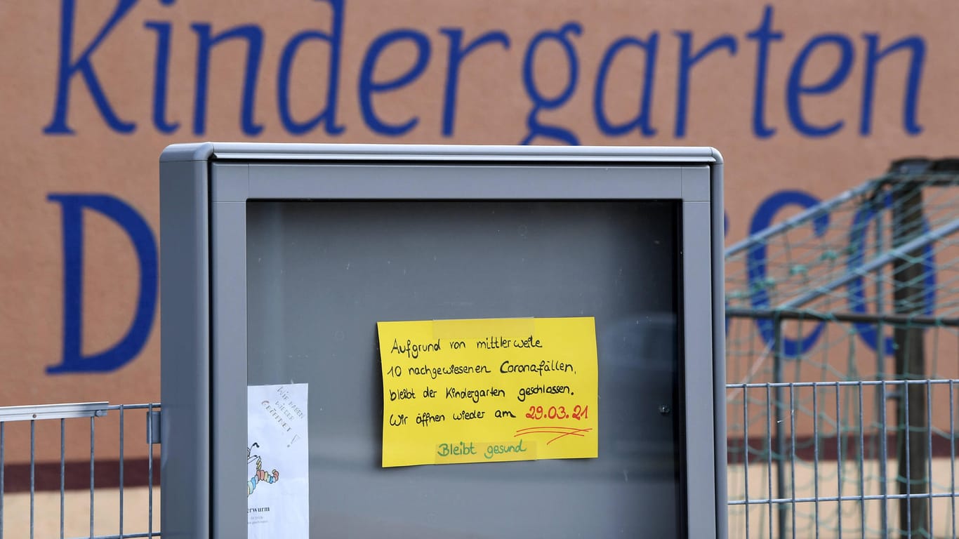 Ein Schild vor einem Kindergarten weist darauf hin, dass er wegen Corona-Fälle geschlossen ist (Archivbild): Mehr als 15.000 Infektionen wurden im Januar aus Kitas in NRW gemeldet.