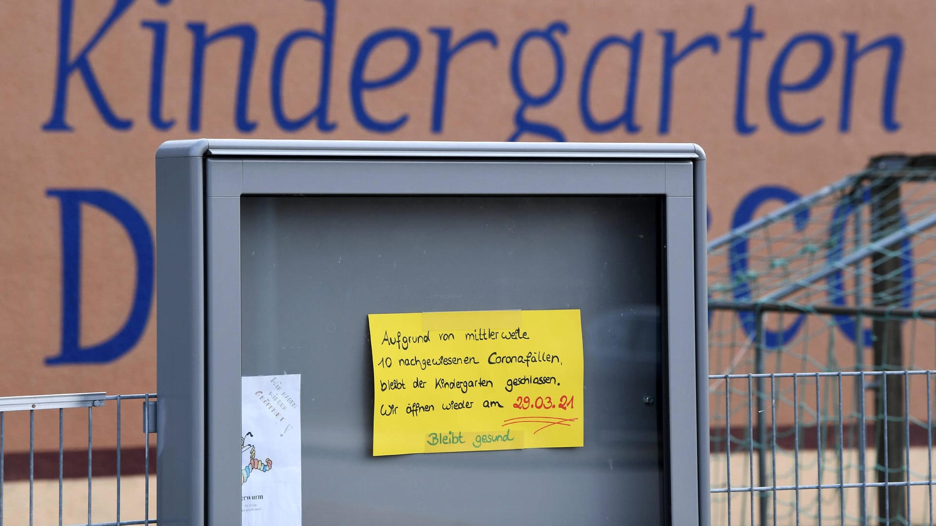 Ein Schild vor einem Kindergarten weist darauf hin, dass er wegen Corona-Fälle geschlossen ist (Archivbild): Mehr als 15.000 Infektionen wurden im Januar aus Kitas in NRW gemeldet. Ein Schild vor einem Kindergarten weist darauf hin, dass er wegen Corona-Fälle geschlossen ist (Archivbild): Mehr als 15.000 Infektionen wurden im Januar aus Kitas in NRW gemeldet.