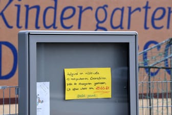 Ein Schild vor einem Kindergarten weist darauf hin, dass er wegen Corona-Fälle geschlossen ist (Archivbild): Mehr als 15.000 Infektionen wurden im Januar aus Kitas in NRW gemeldet.