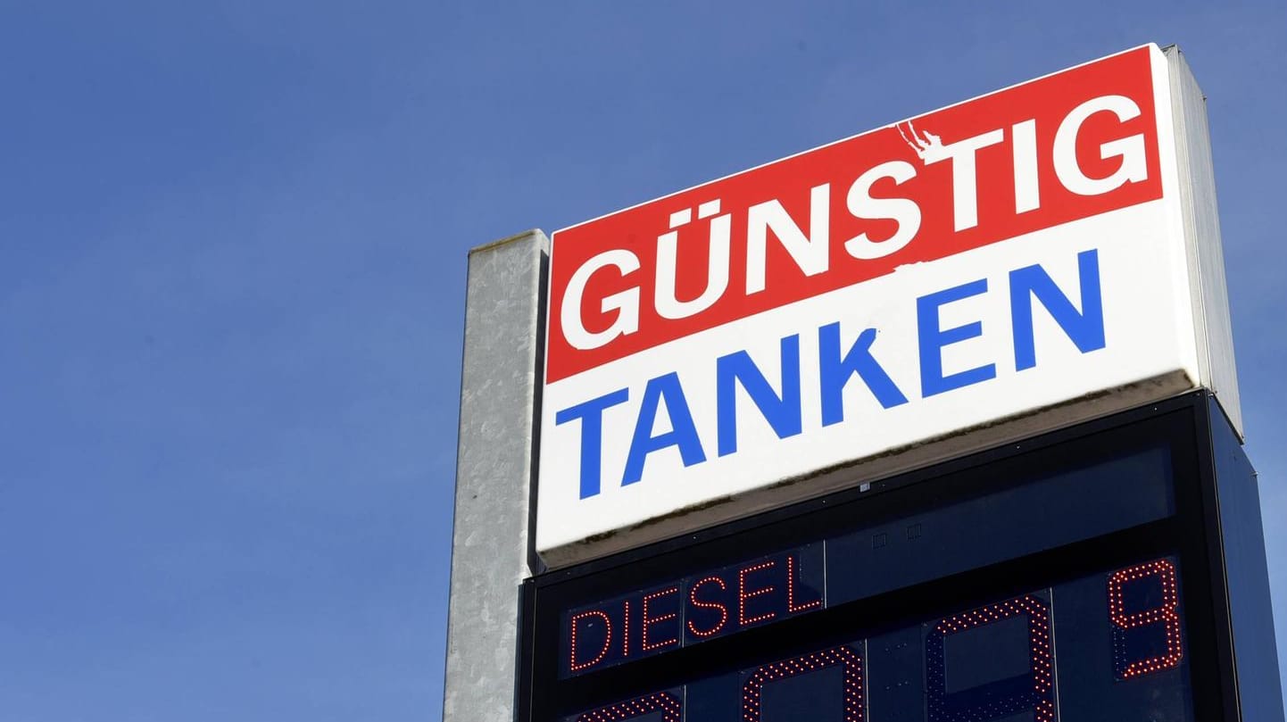 Tankstopp: Viele Autofahrer halten nur an der Markentanke – weil dort der Sprit besser sei. Dabei kommt er aus derselben Raffinerie wie der Sprit an der No-name-Tankstelle.