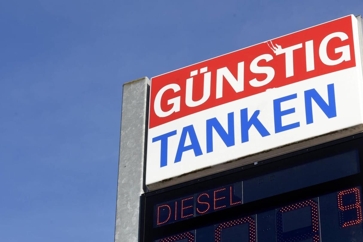 Tankstopp: Viele Autofahrer halten nur an der Markentanke – weil dort der Sprit besser sei. Dabei kommt er aus derselben Raffinerie wie der Sprit an der No-name-Tankstelle.